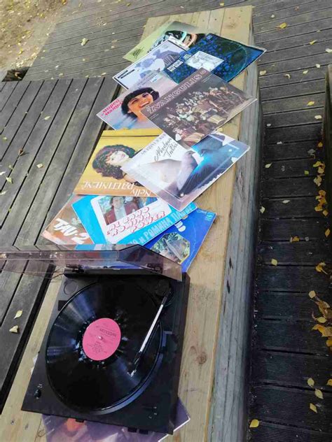 Simbolinis atvaizdas, vaizduojantis seną vinilinę plokštelę ir gitarą