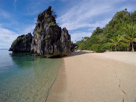 vaikas klijuoja popieriaus lapus