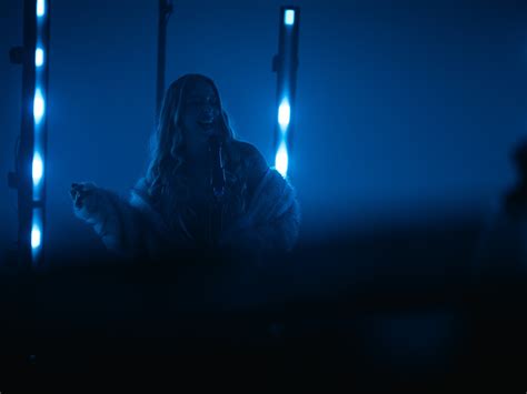 Milda Martinkėnaitė dainuoja scenoje