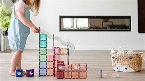 vaikas dėlioja konstruktorių