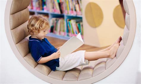 vaikas ir tėvai skaito pasaką