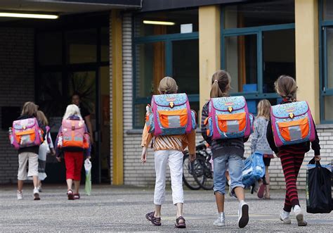 Mokyklinio amžiaus vaikai, besimokantys klasėje