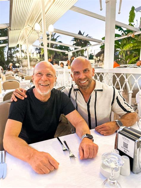 Artūras Lebedenko-Swan su tėčiu asmeniniame albume