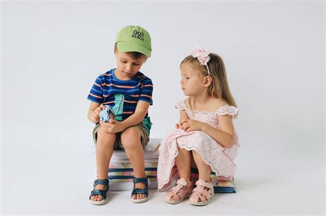 vaikas matuojasi batus