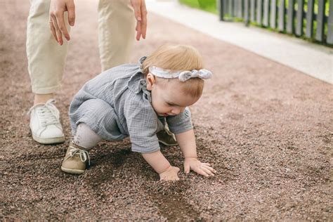 kūdikis mokosi vaikščioti