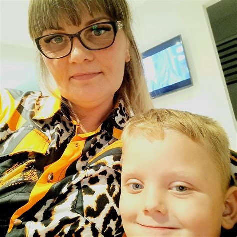 Moteris galvoja apie ateitį