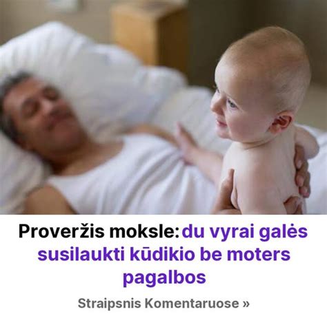 Moters ranka laiko kūdikio kojytę