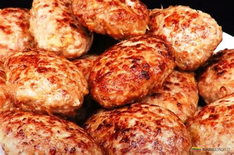 paruošti kotletai keptuvėje