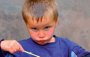 vaikas daužo galvą į sieną