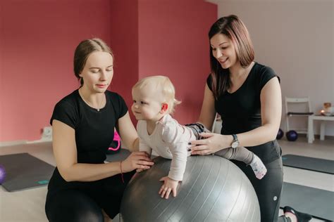 kūdikio mankšta su kamuoliu