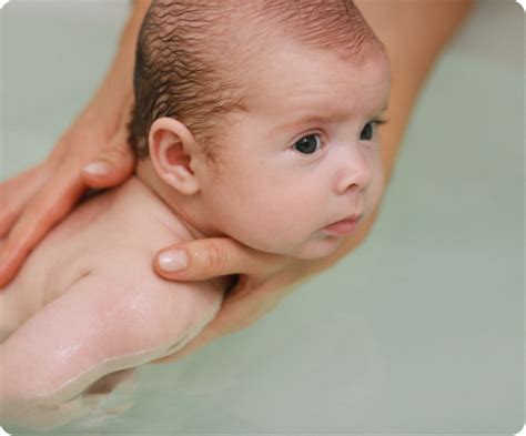 kūdikis plaukia vonelėje