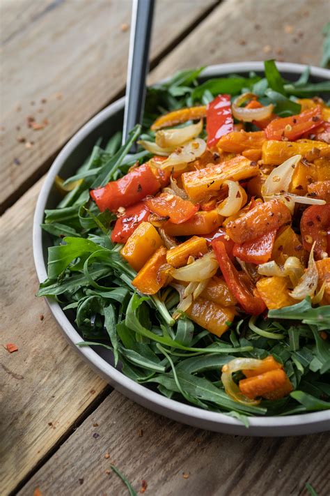 Rukolos salotos su daržovėmis