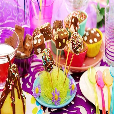 Vaikiškas gimtadienio stalas su įvairiais užkandžiais