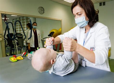 kūdikis masažuojamas