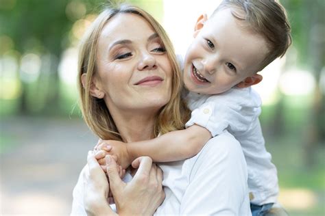 šeima mankštinasi su kūdikiu