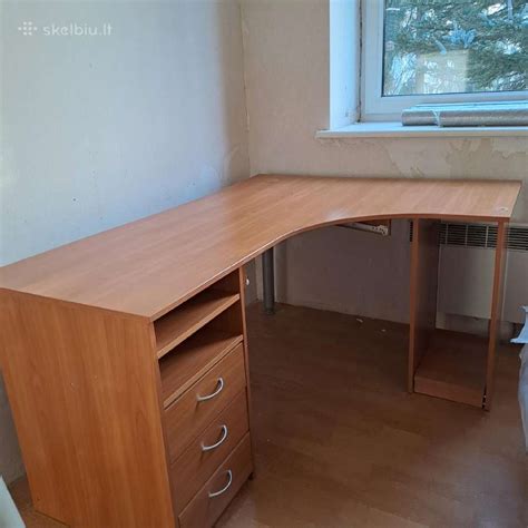 Darbo stalas su dokumentais ir kompiuteriu