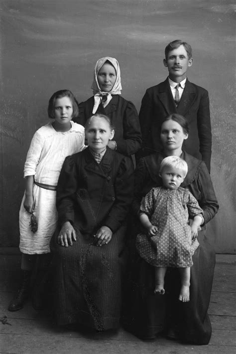 Žmonių grupė, bendraujanti ir juokaujanti