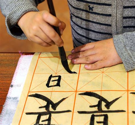 Japonų vaikai tradiciniais drabužiais Japonijos šventykloje