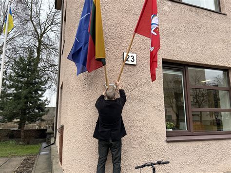 Vėliava iškelta ant namo lango, rodanti, kad namuose švenčiamas gimtadienis