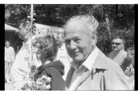 Docentas Robertas Varnas vadovaujantis chorui