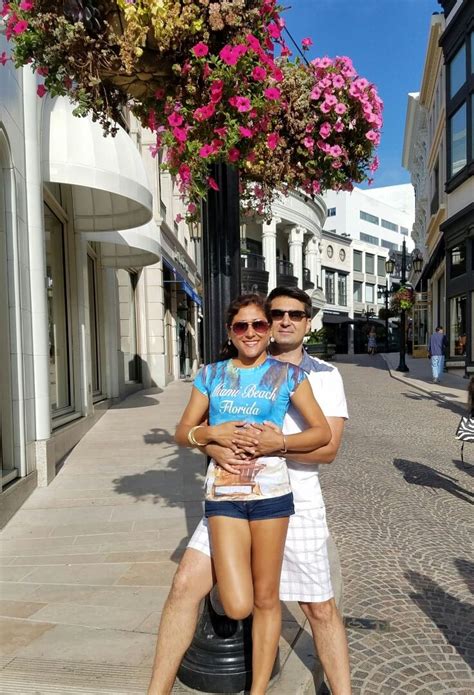 Moterys medituoja Balio gamtoje