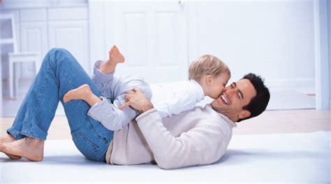 vaikas su tėvais dainuoja turkiškai