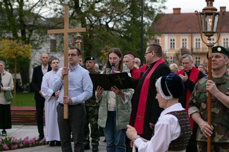 vaikai meldžiasi prie kryžiaus kelio stočių