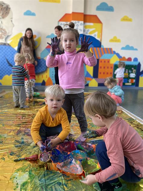 vaikai žaidžia su edukacinėmis priemonėmis darželyje