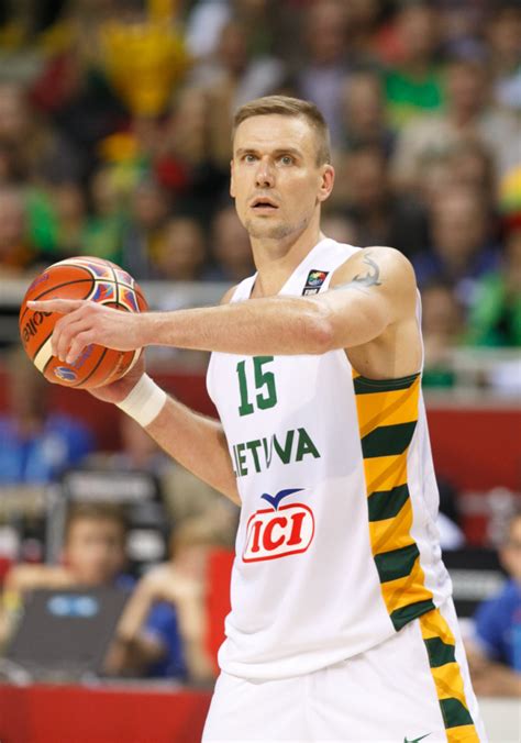 Robertas Javtokas deda kamuolį į krepšį