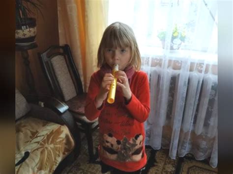 vaikų grupė su įvairiais fėjų kostiumais