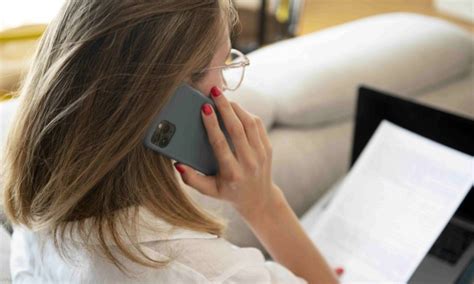 moters ranka laiko telefono ragelį