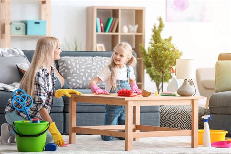 Moterys tvarkosi namus