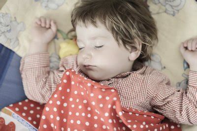 Vaikai miega darželyje