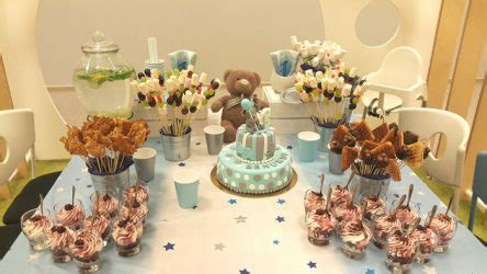 vaikų gimtadienio stalas su keksiukais