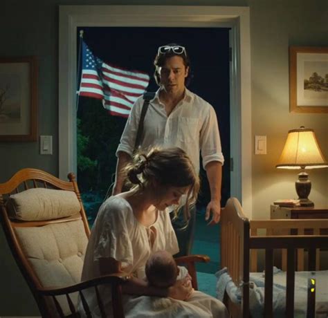 Tėtis laiko naujagimį ant krūtinės po cezario pjūvio