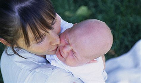 Šeima išeina iš ligoninės su naujagimiu