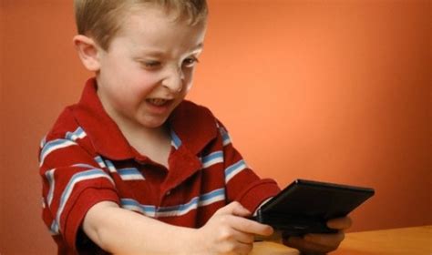 vaikas matuojasi svorį