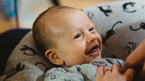 Kineziterapeutas dirbantis su kūdikiu