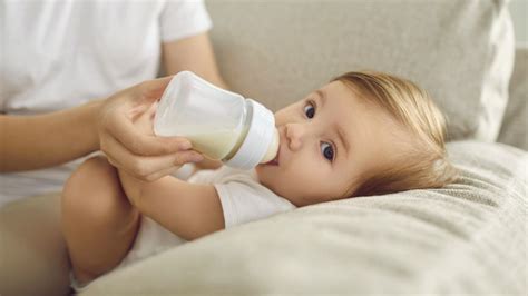 kūdikis geria pieną