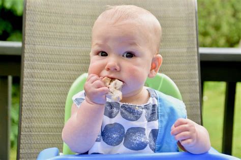 kūdikis valgantis savarankiškai