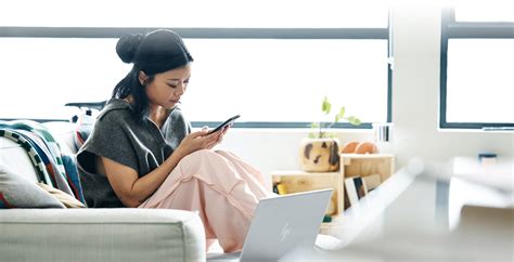 Moteris, naudojanti mobiliojo telefono programėlę ciklui sekti