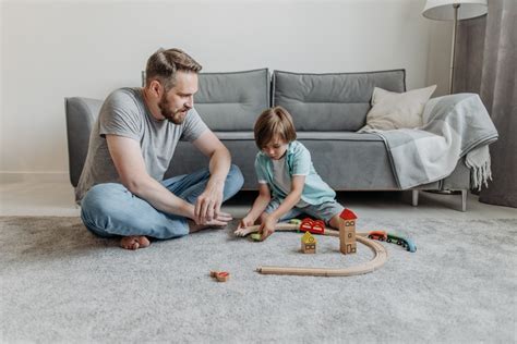 vaikas ir tėvai laiptinėje