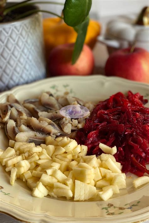 nuotrauka su šviežiais burokėliais ir obuoliais