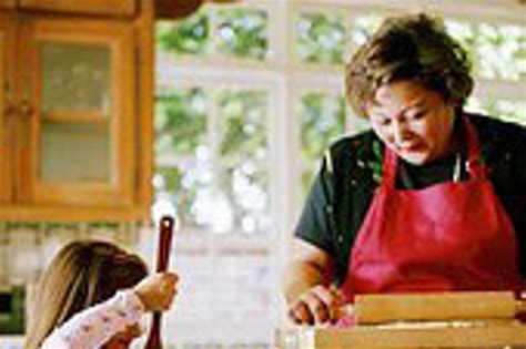 vaikas lipa ant laiptelio virtuvėje