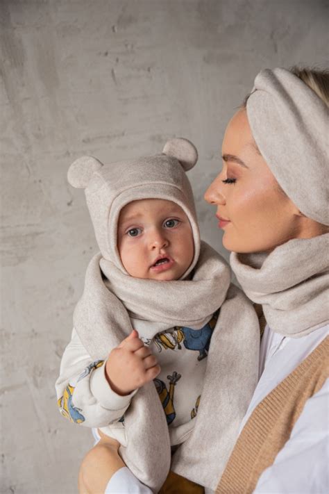 Kūdikis dėvi megztą šalmuką su ausytėmis