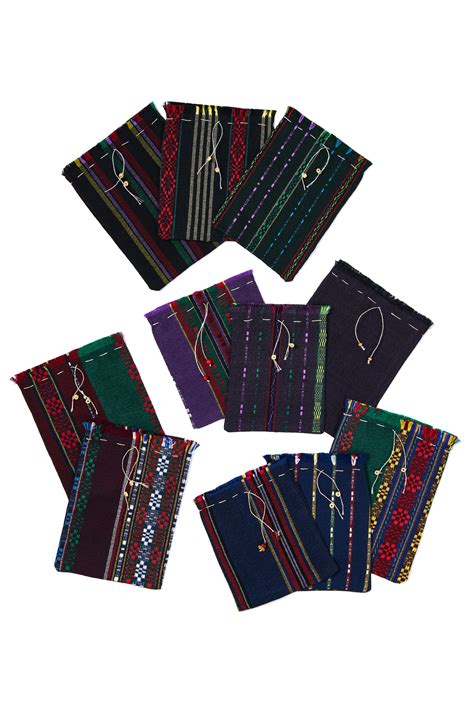 Įvairių spalvų ir raštų megztų šalmukų kolekcija