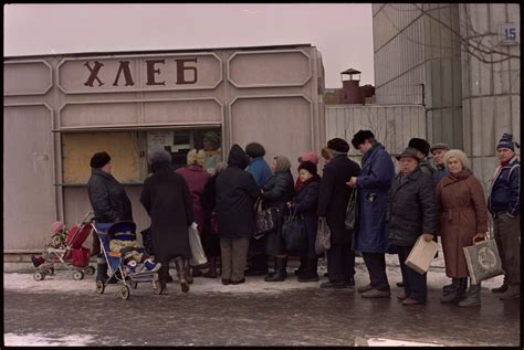 Ilga eilė prie parduotuvės sovietmečiu