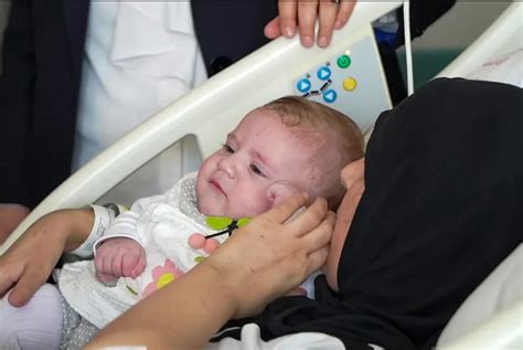 Motina su kūdikiu šiuolaikinėje ligoninėje