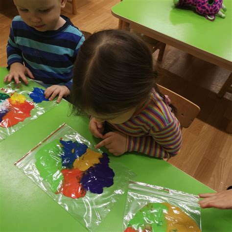 Kūdikis tyrinėja skirtingas tekstūras ir spalvas