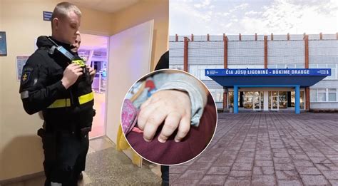 kūdikis laikantis motinos pirštą